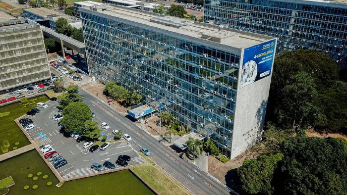 Imagem mostra a sede do Ministério da Saúde do Brasil.