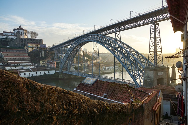 Imagem mostra ponto turístico do Porto.