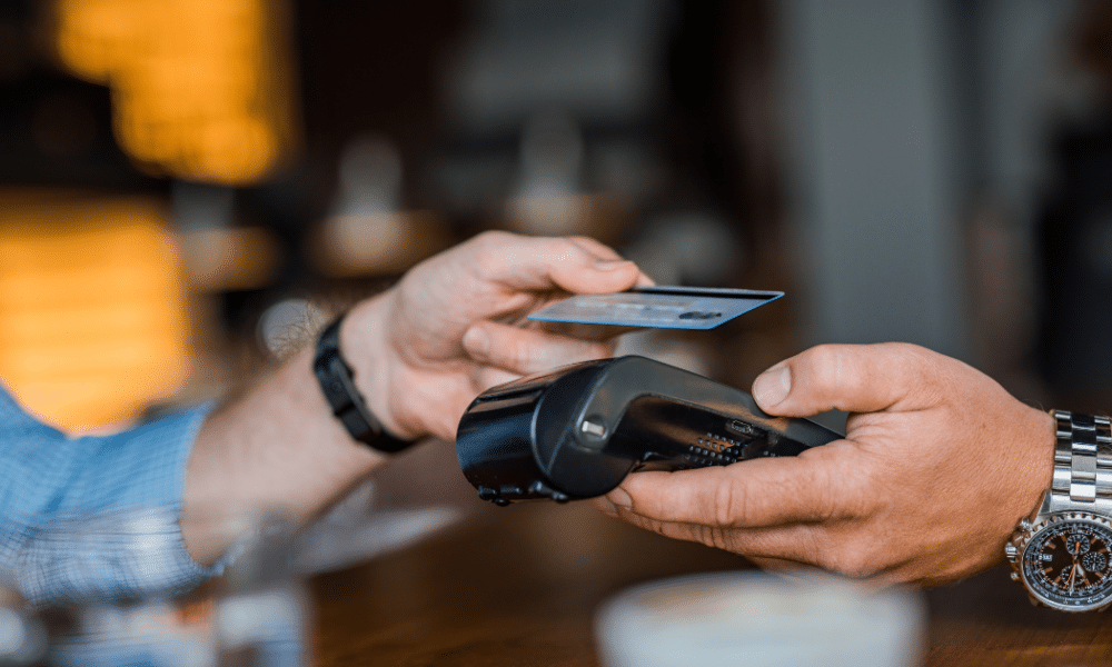 Criminosos exploram falhas na tecnologia NFC para fraudes com cartões por aproximação