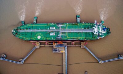 Navio-tanque descarrega petróleo no porto de Zhoushan, China