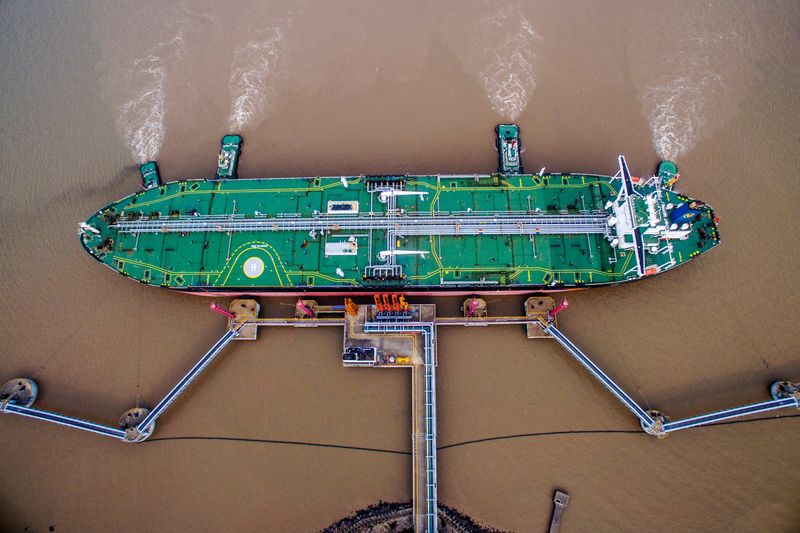 Navio-tanque descarrega petróleo no porto de Zhoushan, China