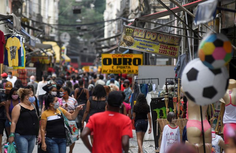 Pessoas caminham em rua de comércio popular no Rio de Janeiro em meio à pandemia de Covid-19
