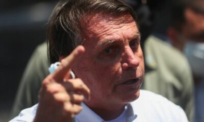 Bolsonaro fala com apoiadores